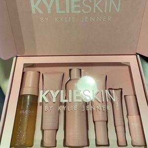 Kylie Skin Set